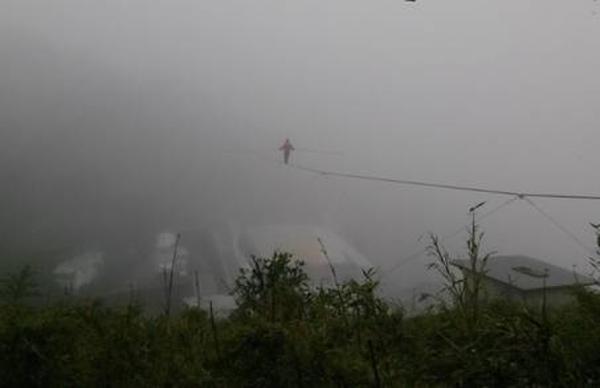 “高空王子”阿迪力雨中成功挑战南岭之巅桂林猫儿山