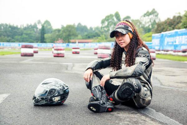 女摩托车手与互联网的未来