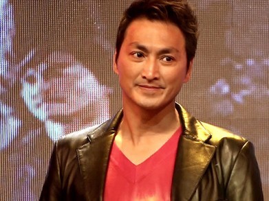 娱乐圈屌丝逆袭鼻祖:搬尸工到亿万富翁,至今单