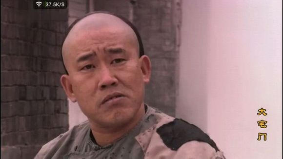 可能很多人都发现了杜旭东嘴歪缺牙,其实是因为1963年,7岁的杜旭东