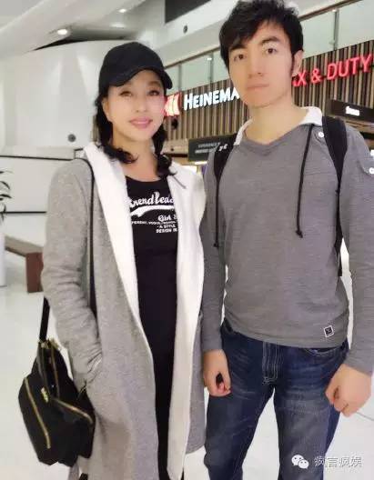 57岁杨丽萍与60岁刘晓庆，一个似神仙一个成妖孽