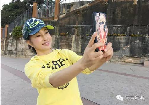 57岁杨丽萍与60岁刘晓庆，一个似神仙一个成妖孽
