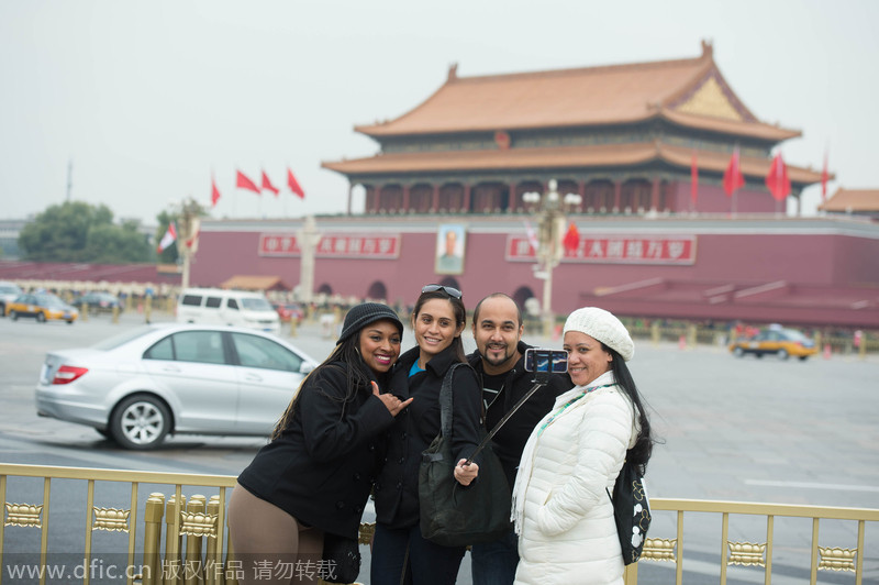 2014 APEC峰会：北京街头洒扫迎客 老外欢乐合影天安门
