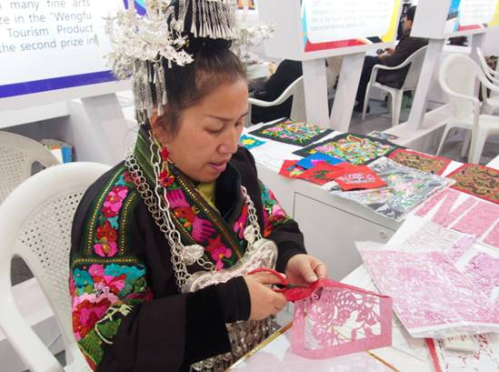 贵州名匠杨再美和她的英文版刺绣教材