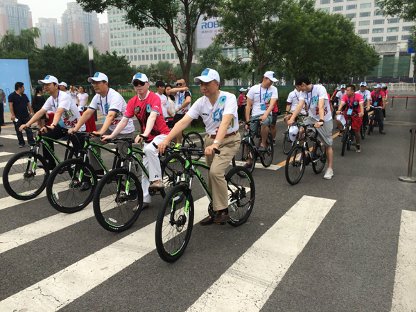 “生态文明倡议活动”在京举行 冯小刚参与骑行
