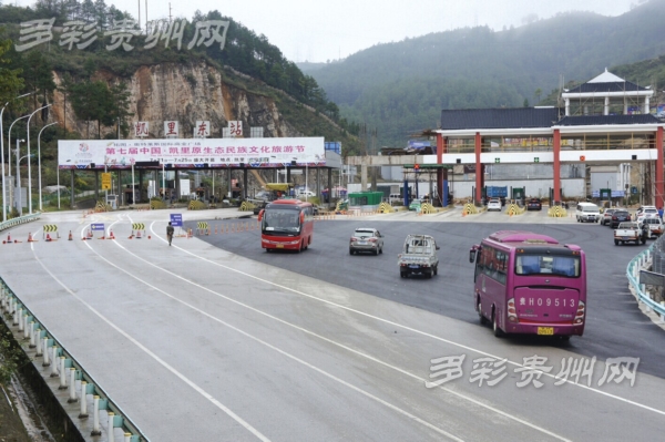 凯里东收费站改造 大车须绕行 预计年底完工
