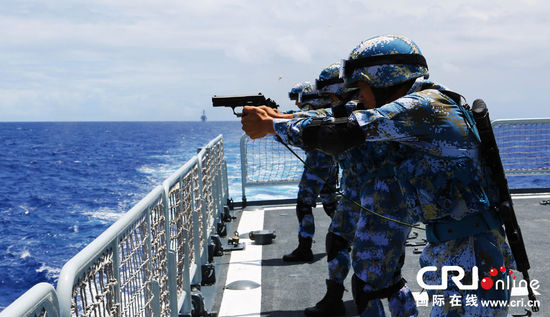 环太平洋军演多国特混编队开展轻武器射击训练