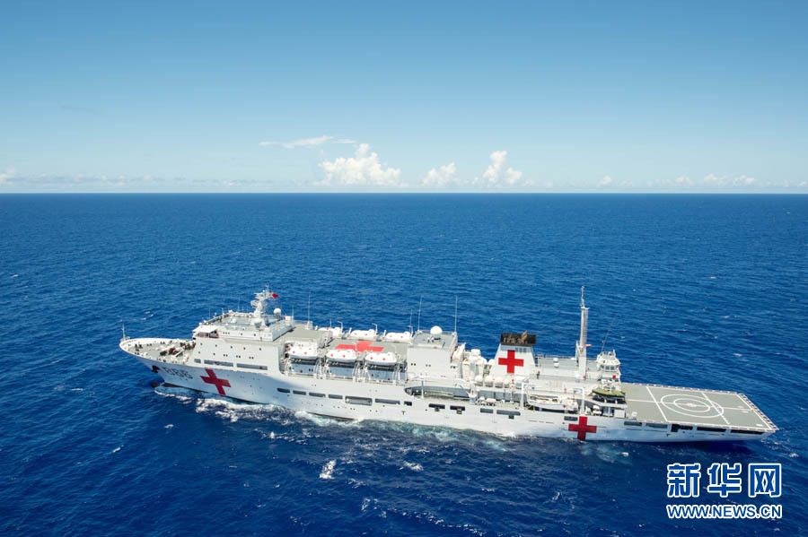 航拍中国海军和平方舟医院船