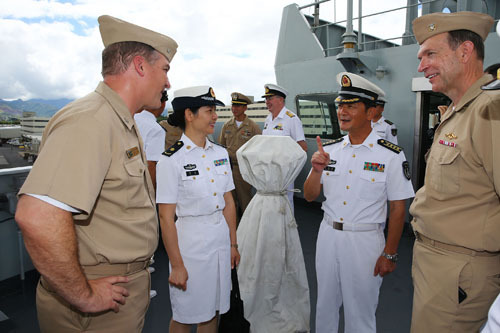 海军第三舰队司令官参观中国参演舰艇编队