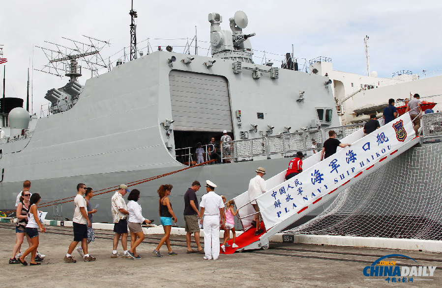 环太军演迎舰艇开放日 美民众亲密接触中国军舰