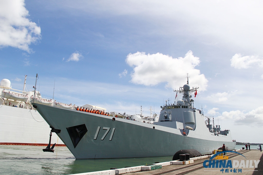 中国环太军演舰船驶离珍珠港赴海演习