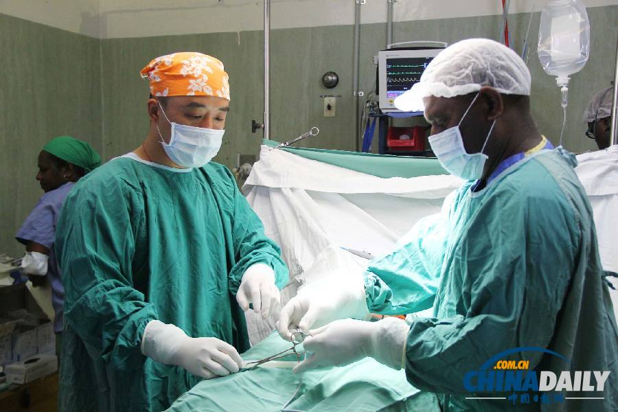 中瓦两国医生在瓦努阿图中心医院进行联合手术
