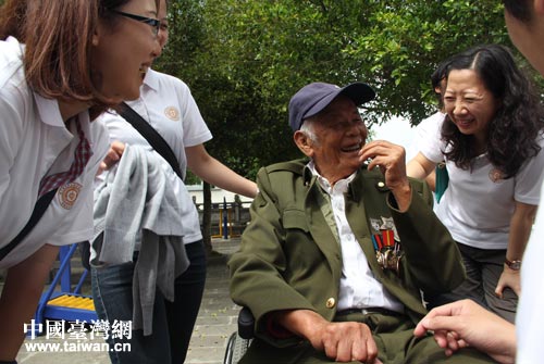 图片故事：关爱一位老兵 温暖一个民族