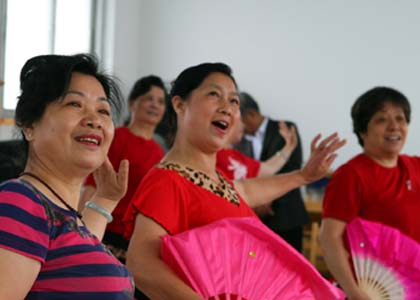 赣州市老年大学载歌载舞迎接国际劳动节