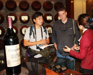 亚洲媒体采访团聚焦烟台葡萄酒文化