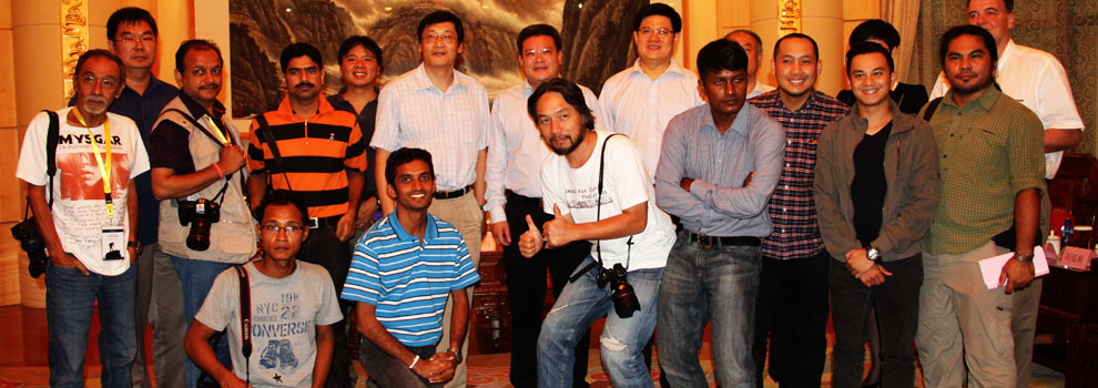 来自亚洲主流媒体的十几位外国记者与山东省、烟台市领导合影。