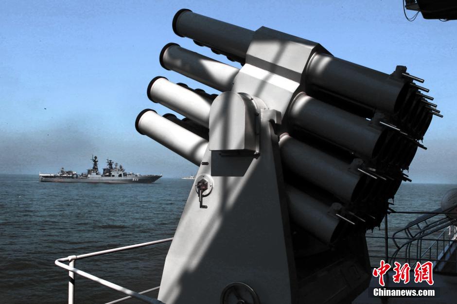 中俄海上联合军事演习举行锚地防御演练