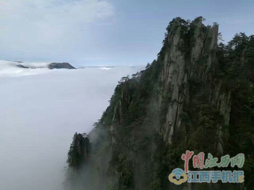 安福武功山、羊狮慕惊现瀑布云景观