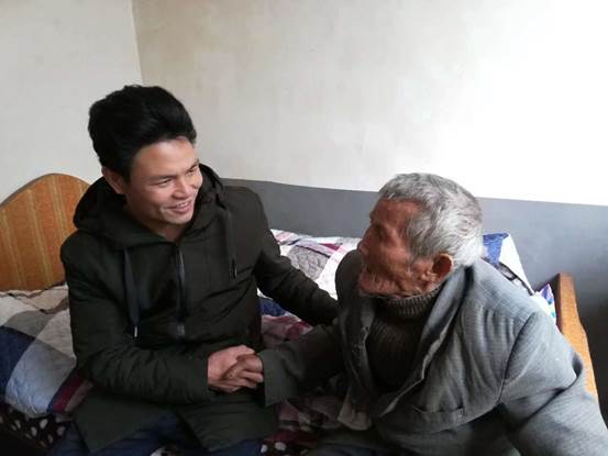 汩汩深情为安居 ——村主任廖文泉与贫困老人钟来有的故事