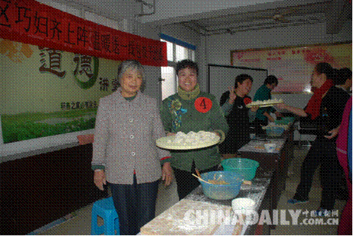 河北唐山开展“巧妇齐上阵，温暖送一线”包饺子慰问农民工活动