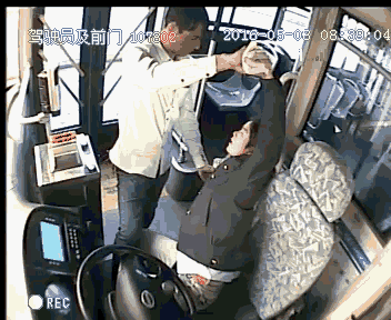 公交女司机劝阻男乘客抽烟 被暴打5分钟
