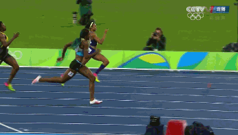 年度最佳撞线 400米女选手摔倒夺金
