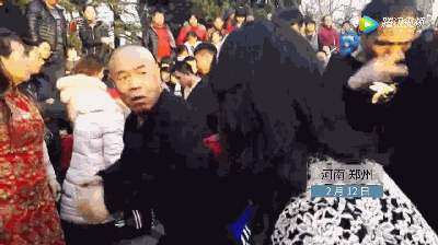 郑州大叔大妈尬舞升级：从抽筋舞到打架舞