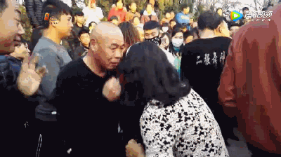 郑州大叔大妈尬舞升级：从抽筋舞到打架舞