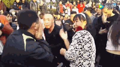 郑州大叔大妈尬舞升级：从抽筋舞到打架舞