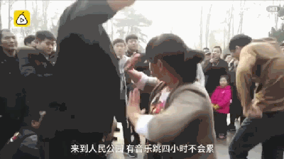 郑州大叔大妈尬舞升级：从抽筋舞到打架舞