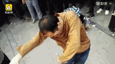 郑州大叔大妈尬舞升级：从抽筋舞到打架舞
