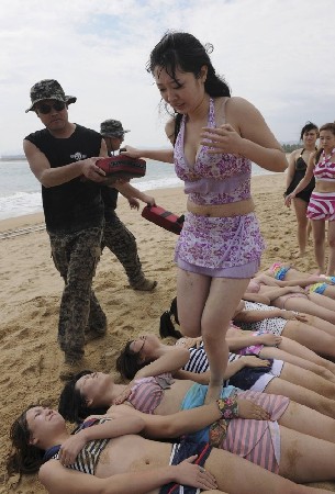 中国女保镖首次公开进行“魔鬼日”极限训练