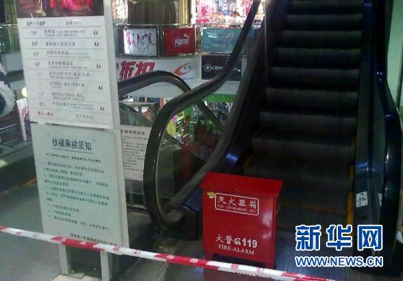 一男孩在北京西单新一代商场乘坐自动扶梯时被夹死