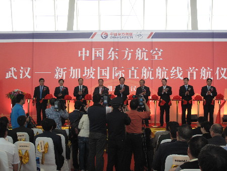 东航武汉直飞新加坡航班昨日正式开通