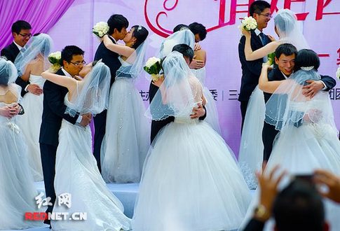 湖南首届网络婚博会：20对新人集体步入婚姻殿堂(图)