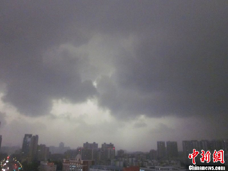 广州再遭强雷暴雨袭击 白昼如夜