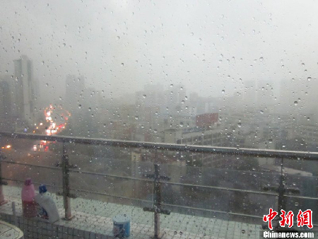 广州再遭强雷暴雨袭击 白昼如夜