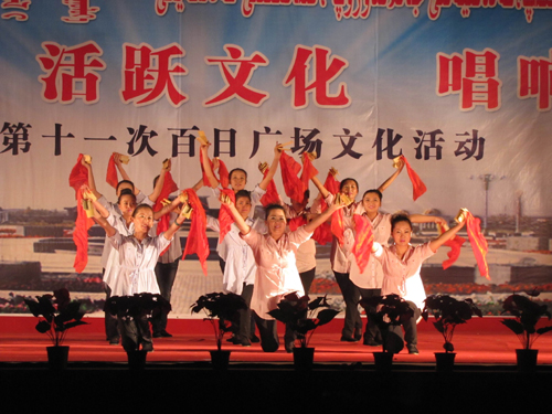 和硕县举办纪念建团90周年文艺晚会