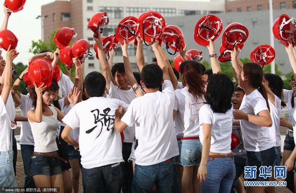 广州：大学生拍“农民工版”毕业照