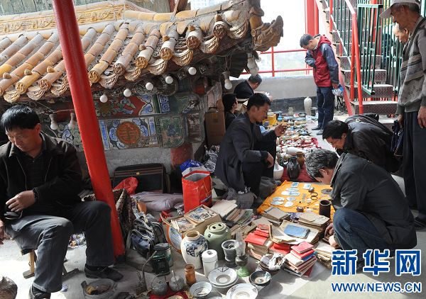 郑州古玩城里“跳蚤市场”生意兴隆
