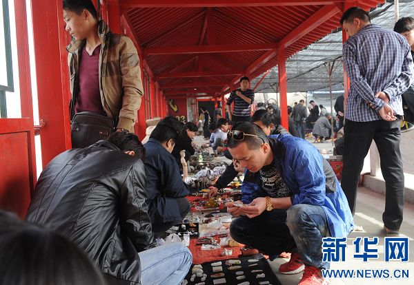 郑州古玩城里“跳蚤市场”生意兴隆