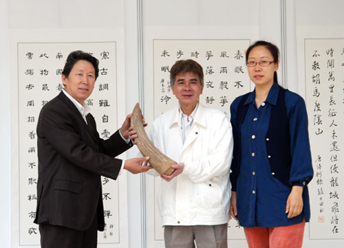 台湾乾隆艺术馆黄敬生向石大捐赠冰河时代化石