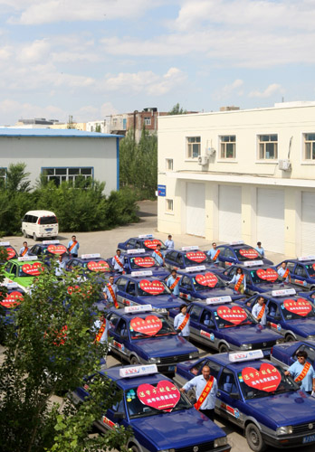 克拉玛依市百辆“爱心车”服务高考学生