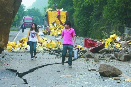 重庆公路天降200吨重巨石 砸扁2车数人受伤
