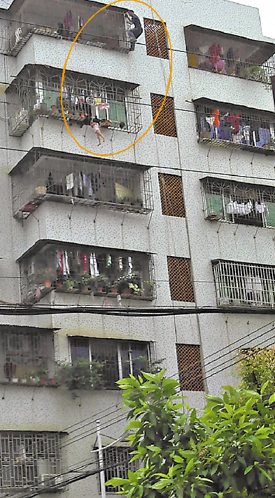 广东肇庆幼童6楼悬空 邻居7楼爬下将其托起