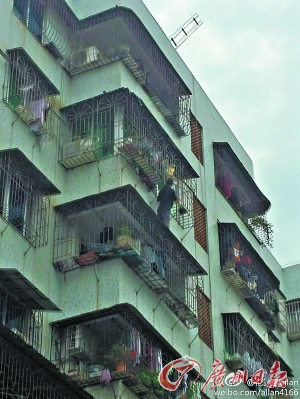 广东肇庆幼童6楼悬空 邻居7楼爬下将其托起