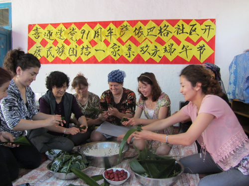 我们都是一家人 社区各族居民包粽子欢庆传统节日