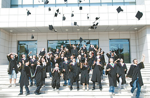 石河子大学4864名毕业生获得学士学位 歌声告别母校