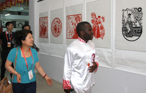 石河子大学教师作品在中国剪纸艺术节上获金奖