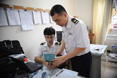 海南海事局转变服务方式 登门服务完善船员信息数据库